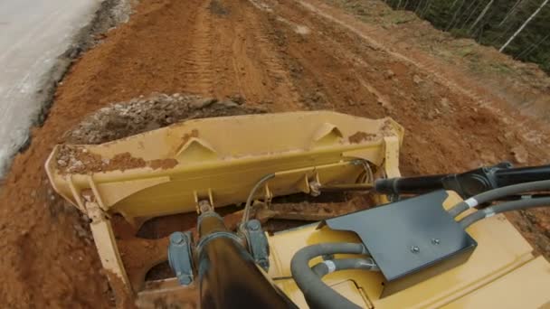 Crawler bulldozer med blad nivåer marken, konstruktion av ny väg — Stockvideo
