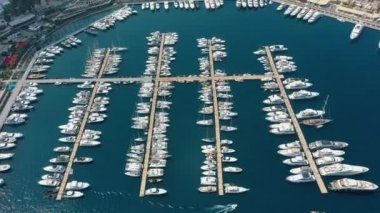 Yalikavak Marina 'sı yat ve gemilerle dolu, tepeden aşağı hava manzaralı.