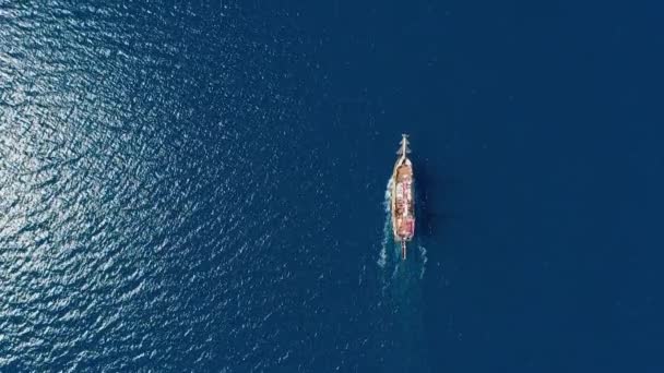 Letecká shora dolů: výletní loď plachtění na otevřeném moři s průzračnou modrou vodou — Stock video