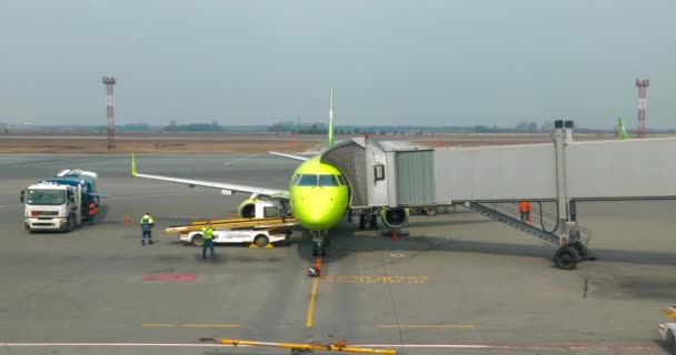 Zeitraffer: Bodenpersonal bereitet Flugzeuge auf den Flug vor, betankt, belädt Gepäck — Stockvideo