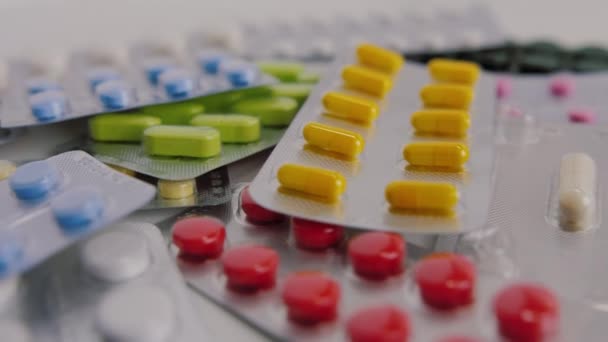 Paquetes de píldoras de colores. Ampollas con antibióticos, cápsulas, tabletas y medicamentos — Vídeos de Stock