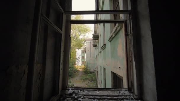 Pohled z okna na nádvoří opuštěné budovy — Stock video