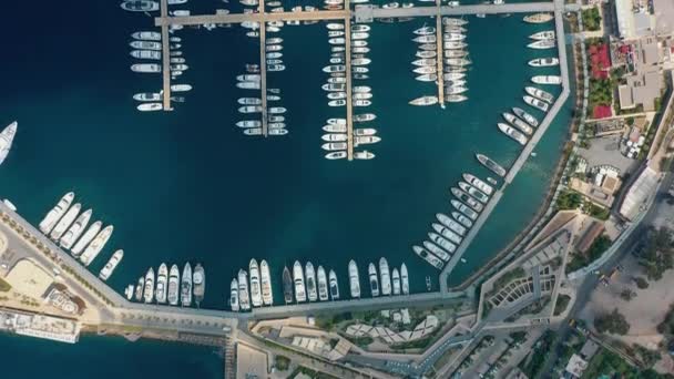 Bay Yalikavak Marina cheia de iates e navios, de cima para baixo vista aérea — Vídeo de Stock