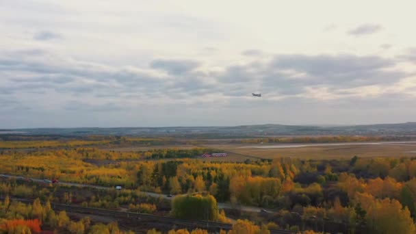 Vedere aeriană a avionului care decolează de la aeroport, deasupra pădurii de toamnă — Videoclip de stoc
