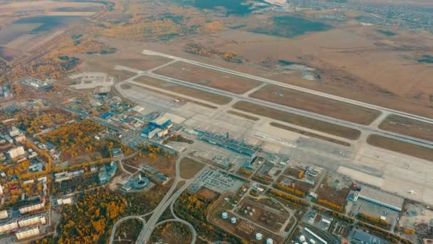 Vista aérea del Aeropuerto Internacional de Ekaterimburgo. Franja de pista y terminales — Vídeo de stock