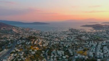 Günbatımında Türkiye Bodrum tatil beldesinin hava manzarası