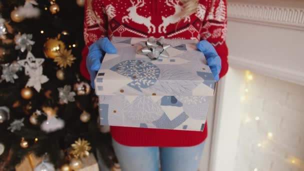 Close up: female hands in medical rubber gloves gives gift — Stock Video