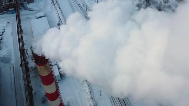 Komin dymny zanieczyszczający atmosferę, rury instalacyjne spalin, strefa przemysłowa — Wideo stockowe