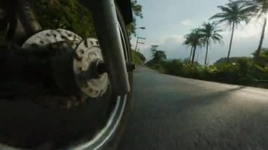Otoyolda motosiklet sürerken, motosikletin altına kamera monte edilmiş.