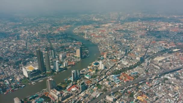 Antenn: centrum av Bangkok, Thailand, skyskrapor och höghus Royaltyfri Stockvideo