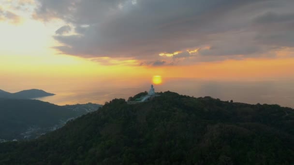 Вид с воздуха на храм Белого Большого Будды на вершине холма, Пхукет, Таиланд Стоковое Видео
