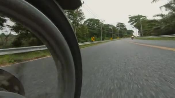 Berkendara di jalan raya, kamera terpasang di papan di bagian bawah sepeda — Stok Video