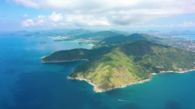 Phuket, Tayland 'ın havadan panoramik manzarası, dağlar ve deniz manzarası.