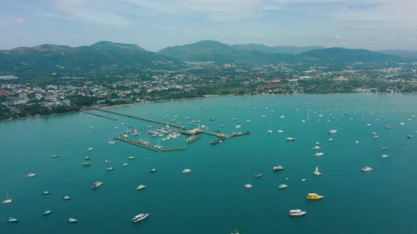 Antenn: Chalong Bay med många båtar, segelfartyg, fiskebåtar i Phuket Videoklipp
