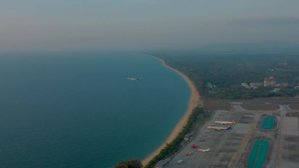 空中：タイのプーケット空港を離陸し、海上を飛行する飛行機 — ストック動画