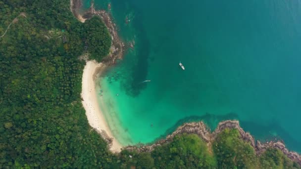 Flygfoto över stranden turkos hav, tropisk skog, vit sand och klart vatten Stockvideo