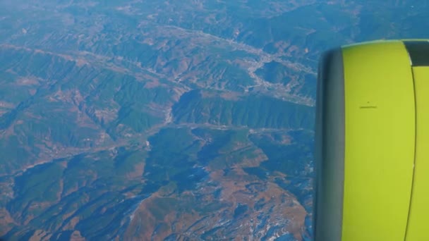 Pohled z okna letadla, motorová turbína, letadlo přelétající hory — Stock video
