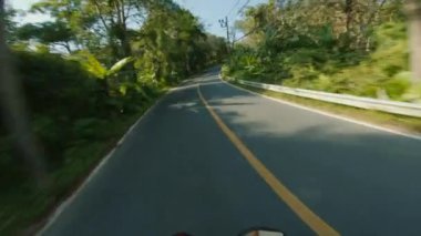 Phuket, Tayland 'da hareket halindeki bisikletten POV görüntüsü