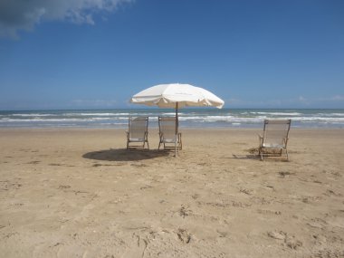 Las ventanas (windows) texas'ın hotel-chairs-and-umbrella-at-south-padre-island