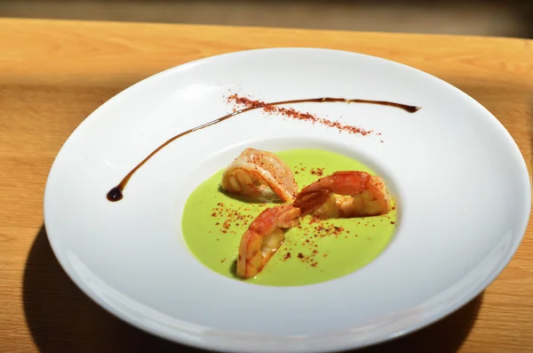 Delicioso aterciopelado con gambas en un plato blanco — Foto de Stock