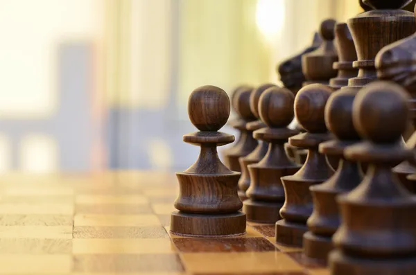 Ein Tisch mit Schach — Stockfoto