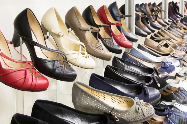 Rows of beautiful women's shoes on store shelves — Stock Image Rows of beautiful women's shoes on store shelves Stock Picture