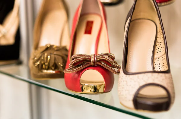 Rows of beautiful women's shoes on store shelves — Stock Image Rows of beautiful women's shoes on store shelves Stock Photo