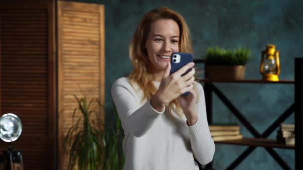 Rousse femme tandis que debout dans loft appartement parler au téléphone avec son ami — Video