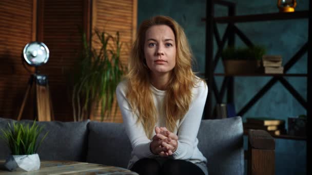 Mujer con el pelo rojo celebración de webcam llamada de conferencia en la habitación de estilo loft, escuchando — Vídeo de stock