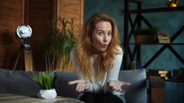 Žena s rudými vlasy držení webkamery konferenční hovor v podkroví stylu místnosti, poslech — Stock video