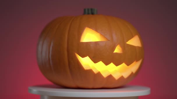 Rotação contínua de abóbora halloween com fanar brilhante dentro — Vídeo de Stock