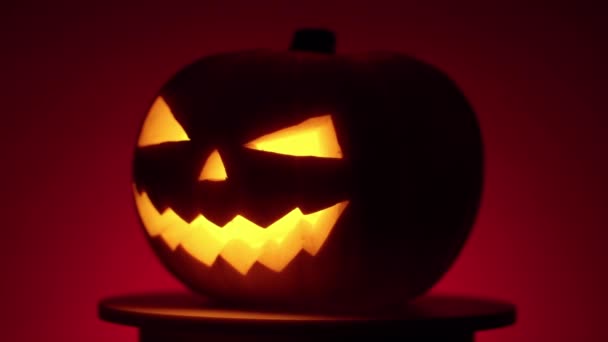 Průběžná rotace halloweenské dýně se zářícím fanarem uvnitř — Stock video