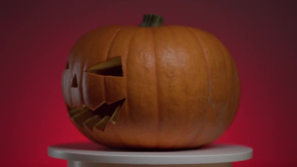 Průběžná rotace halloweenské dýně na kulaté světelné plošině — Stock video