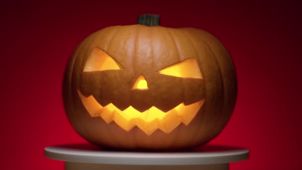 Rotation continue de citrouille halloween avec fanar lumineux à l'intérieur — Video