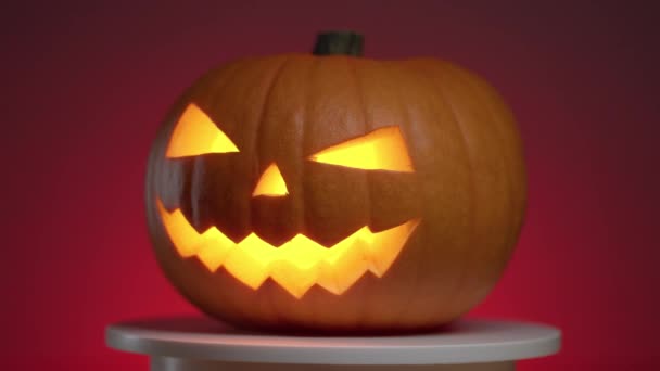 Halloween tök folyamatos forgása izzó fanárral belülről — Stock videók