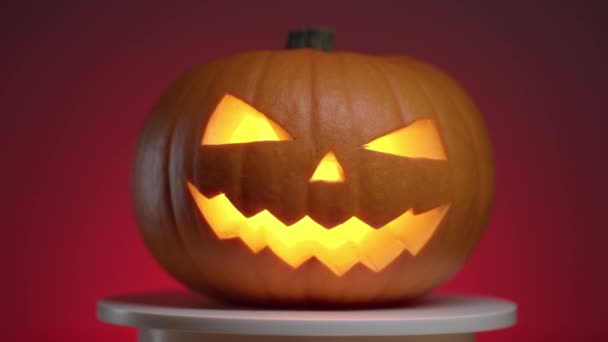 Halloween tök folyamatos forgása izzó fanárral belülről — Stock videók