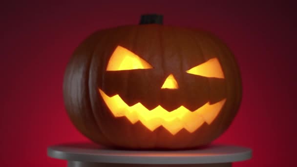 Kontinuierliche Rotation des Halloween-Kürbisses mit glühendem Fanar im Inneren — Stockvideo
