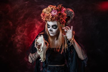 Azizler Günü kostüm fikri Faunus ya da Catrina Calavera kırmızı odada.