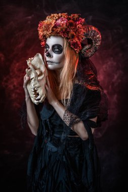 Cadılar bayramı için fikir. Dikilmiş ağızlı, boynuzlu Catrina iskelet makyajı