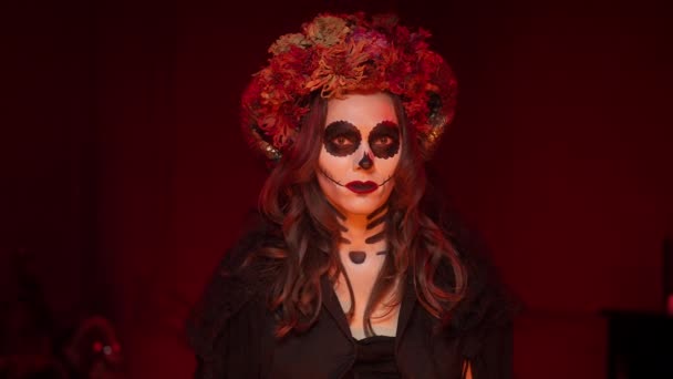 Idee van calavera heks Halloween met hoorns, geschilderde ogen, genaaid mond — Stockvideo