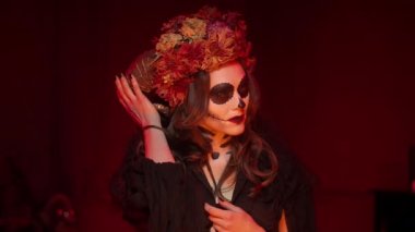 Boyalı iskelet şeklinde bir kadın boynuzları ve ağzı dikilmiş Calavera 'nın gücüyle.