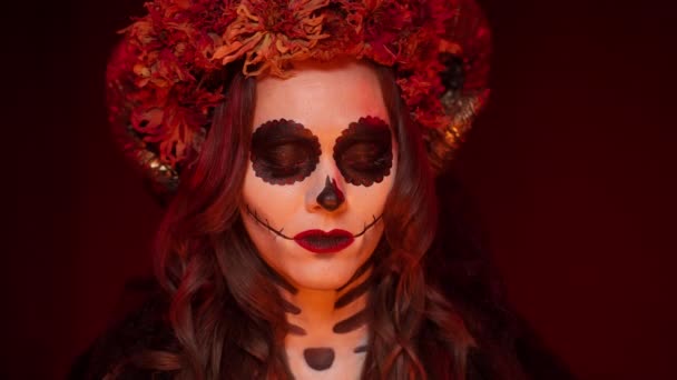 Krásný obrázek pro ženu na Halloween s make-upem ve stylu catrina calavera — Stock video