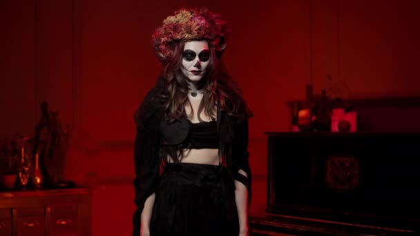 Imagen en halloween en estilo de Calavera en trapos de bruja, con cuernos, cráneo pintado — Vídeo de stock