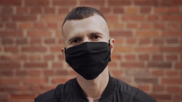 Strážný vypadá jako gopnik sundává ochrannou masku z COVID, plive — Stock video