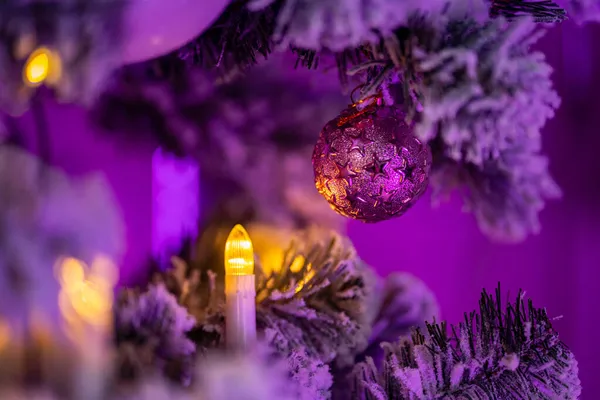 Kerstboom versierd met ballen met sterren, sneeuwballen, kaarslicht — Stockfoto