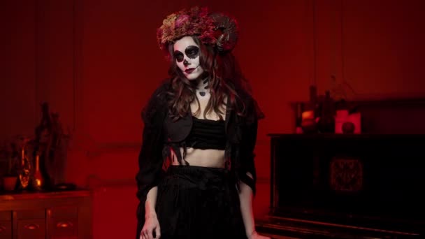 Ведьма на Хэллоуин с рогами барана, цветы, птицы лапы танцуют на огне — стоковое видео