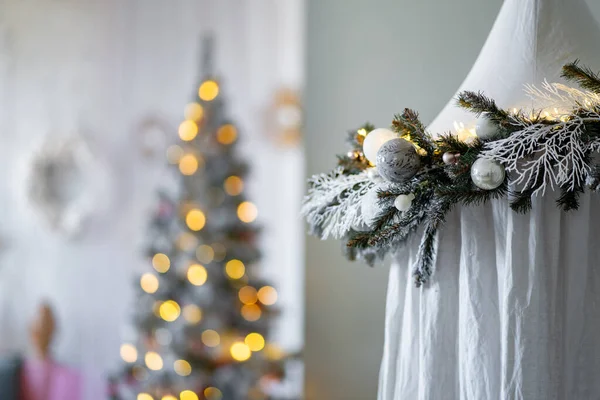 Soggiorno festivo con albero di Natale, decorato con tenda di rami di abete rosso — Foto Stock