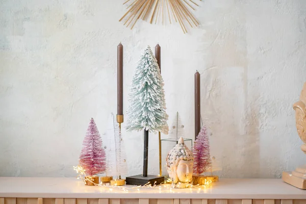 Kompozycja noworoczna świec, choinek, girland na kominku — Zdjęcie stockowe
