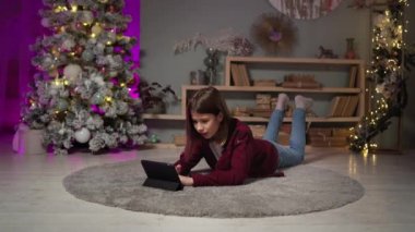 Gençler Noel arifesinde akrabalarını tebrik etmek için tabletten zile basıyorlar.