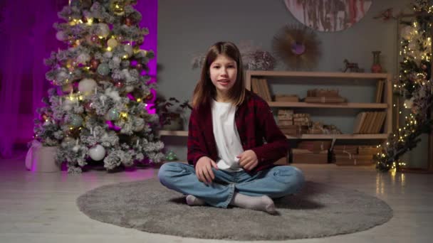 Хлопець блогер проводить пряму трансляцію в інтер'єрі Нового року напередодні Різдва — стокове відео